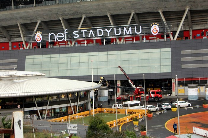 Galatasaray NEF Stadyumu'nda vinç devrildi