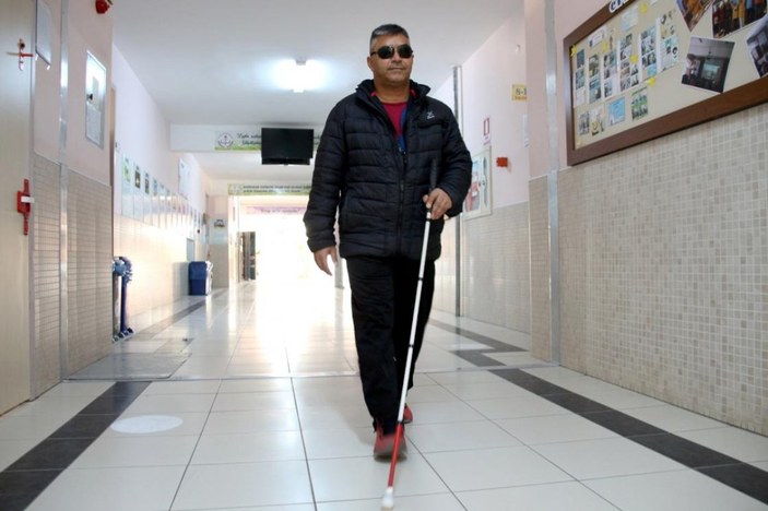 Konya'da görme yetisini kaybeden öğretmen, meslektaşlarına örnek oldu