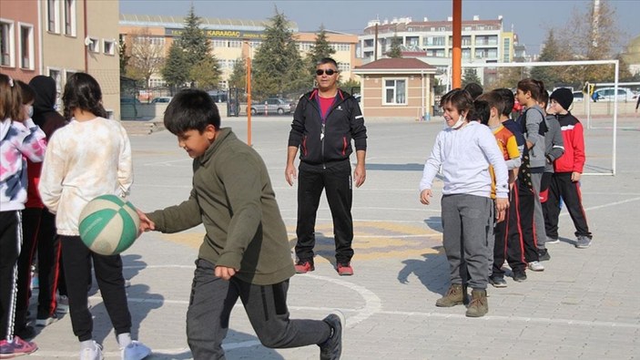 Konya'da görme yetisini kaybeden öğretmen, meslektaşlarına örnek oldu