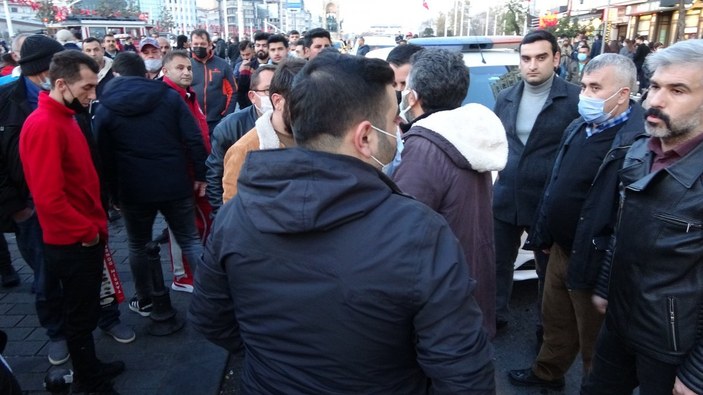 Beyoğlu’nda seyyar satıcının ağabeyi zabıta amirine saldırdı