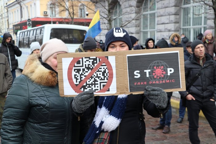 Ukrayna’da, koronavirüs tedbirleri protesto edildi
