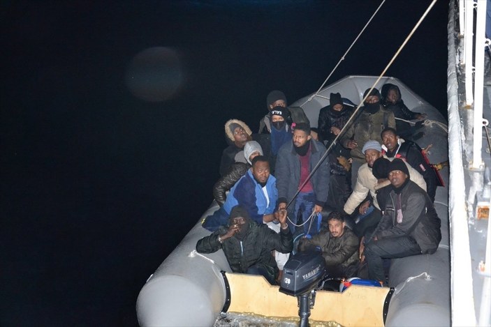 İzmir açıklarında 199 göçmen kurtarıldı