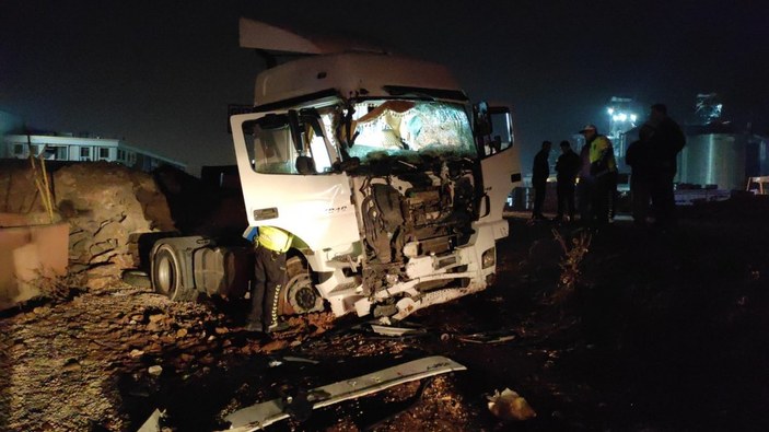 Şanlıurfa'da tır minibüse arkadan çarptı: 14 yaralı