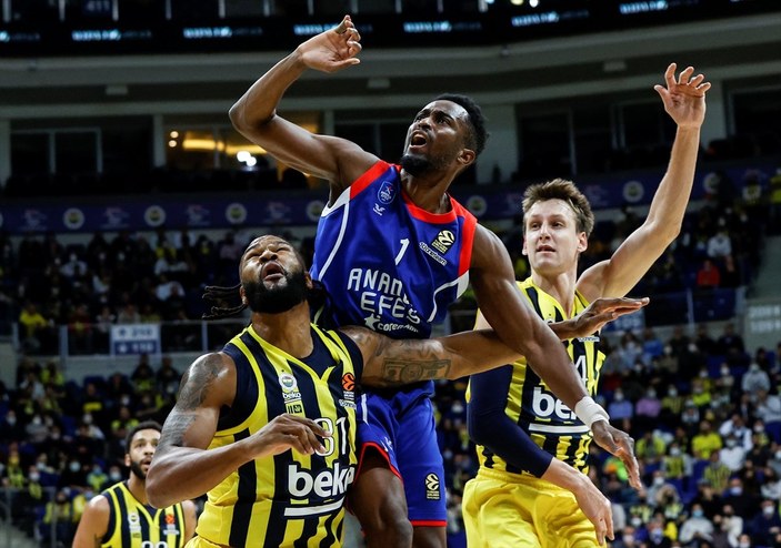 Anadolu Efes EuroLeague'de Fenerbahçe'yi yendi