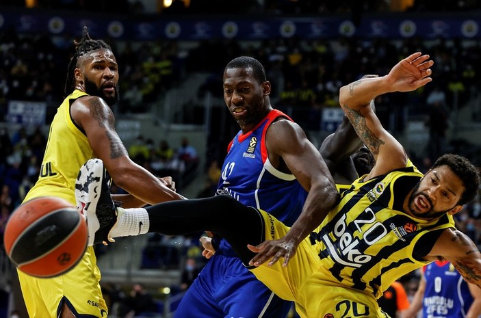Anadolu Efes EuroLeague'de Fenerbahçe'yi yendi