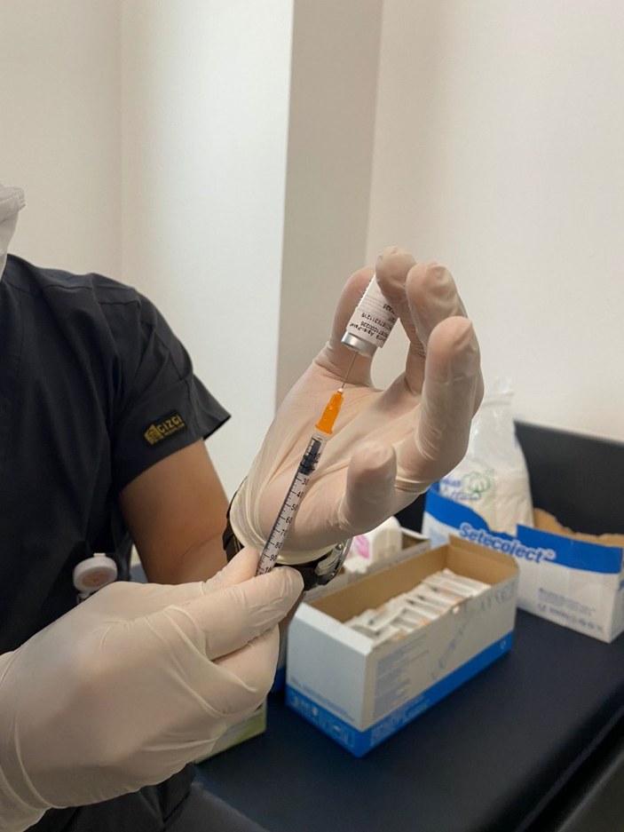 Sağlık çalışanları 4'üncü doz aşılarını olmaya başladı