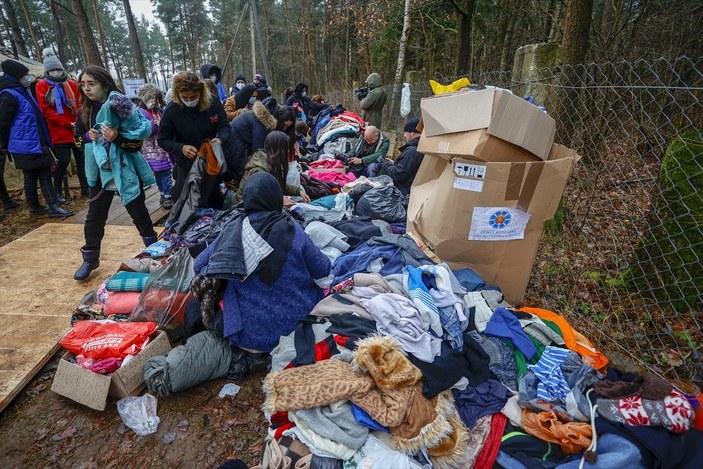 Belarus-Polonya sınırında göçmenler, haftalar sonra banyo imkanı buldu