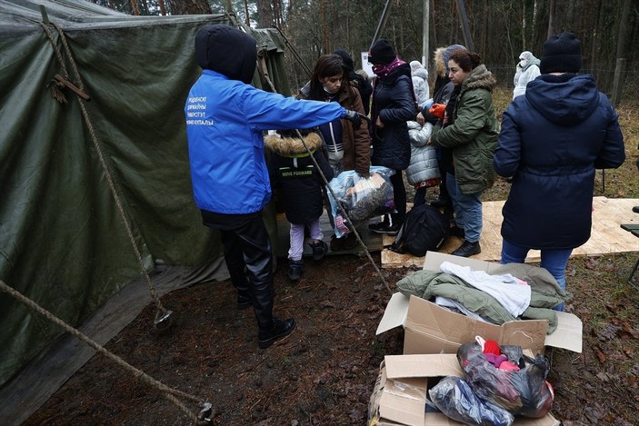 Belarus-Polonya sınırında göçmenler, haftalar sonra banyo imkanı buldu