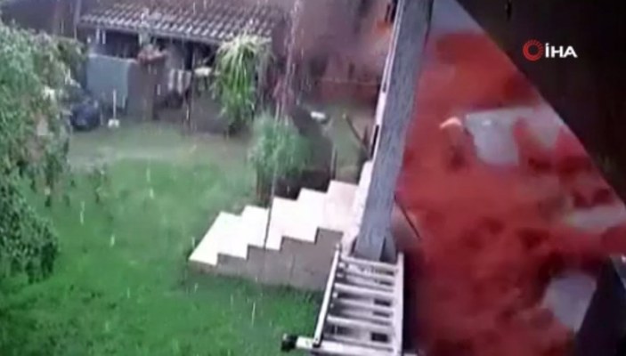 Brezilya'da sel suları, evi yerle bir etti