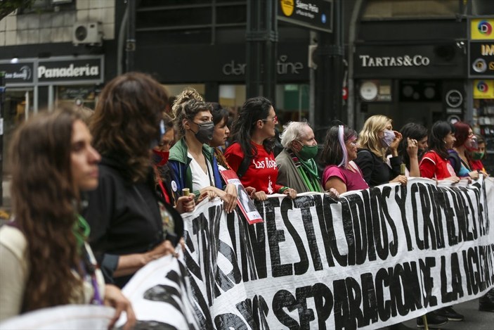 Arjantin'de binlerce kişi kadına şiddeti protesto ederek yürüyüş düzenledi