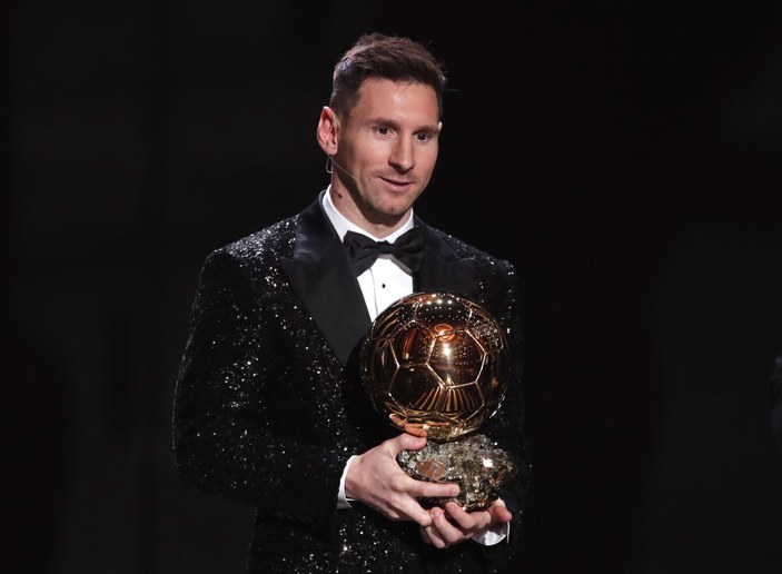 2021 Ballon d'Or ödülünü kazanan Lionel Messi oldu