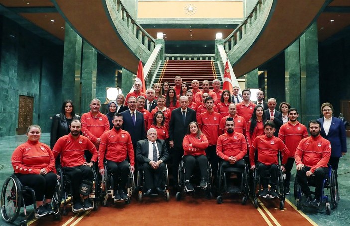 Cumhurbaşkanı Erdoğan, paralimpik oyunlarda madalya kazanan sporcularla buluştu