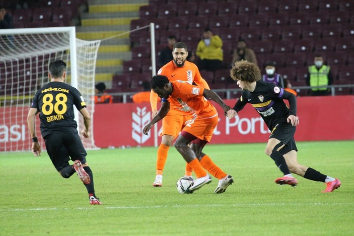 Hatayspor - Eyüpspor maçında kaleye geçen Diouf'tan penaltı golü