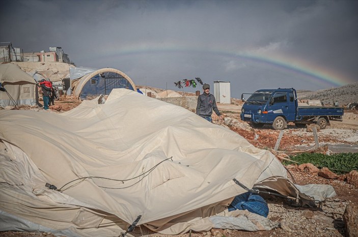 Fırtına İdlib'de sığınmacı kamplarını yıktı