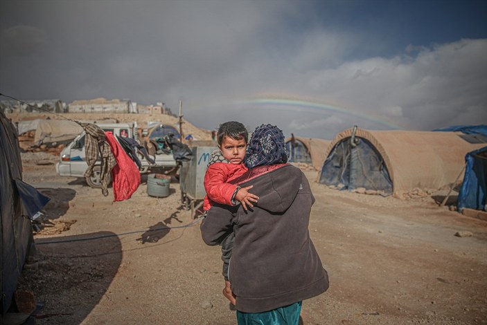 Fırtına İdlib'de sığınmacı kamplarını yıktı