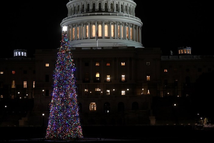ABD Kongre binasının bahçesindeki yılbaşı ağacı ışıklandırıldı