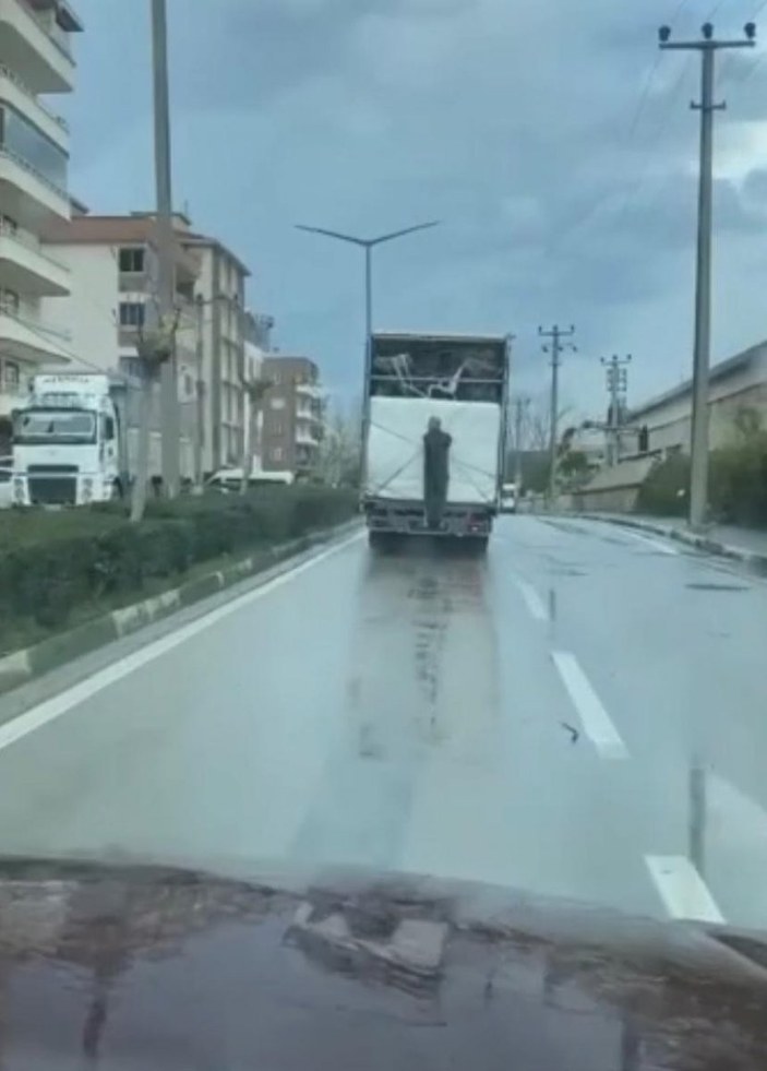 Bursa’da nakliye kamyonundaki eşyaları, işçiler tuttu
