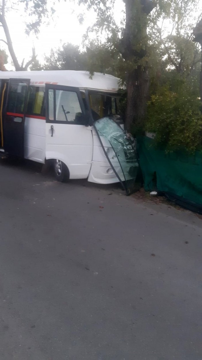 Antalya'da okul servisi ağaca çarptı: 7'si öğrenci 8 yaralı