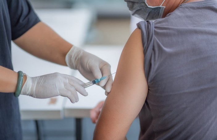 İtalyan adam, sahte kolla koronavirüs aşısı yaptırmaya çalıştı