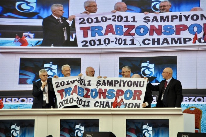Trabzonspor genel kurulunda 2010-11 sezonuyla ilgili pankart