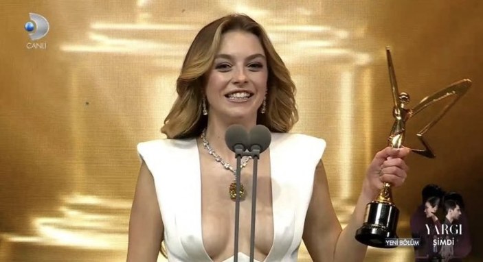 Melis Sezen'in Altın Kelebek Ödül Töreni'ndeki heyecanlı halleri dikkat çekti