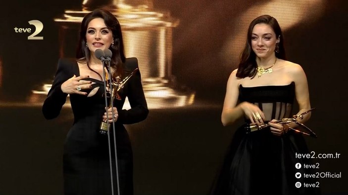 TRT oyuncularından ödül töreninde siyasi göndermeler