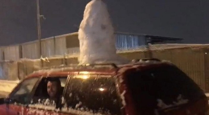 Tuzla'da aracının üstüne kardan adam yapıp trafikte gezdirdi