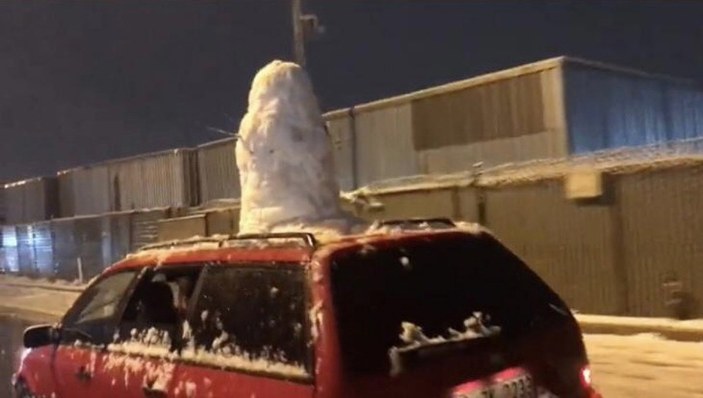 Tuzla'da aracının üstüne kardan adam yapıp trafikte gezdirdi
