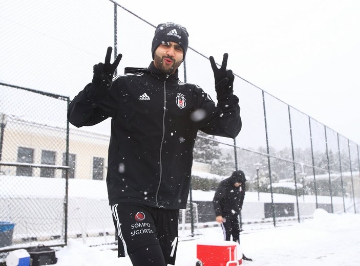 Beşiktaş derbi çalışmalarına kar yağışına rağmen devam etti
