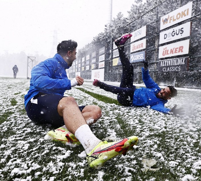 Fenerbahçe, kar yağışı altında çalıştı