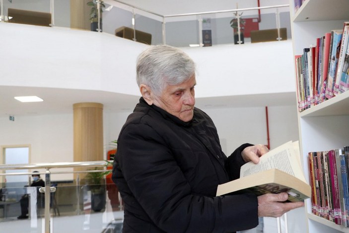 91 yaşındaki Zehra Kırmacıoğlu'nun gençlere örnek olacak kitap sevgisi
