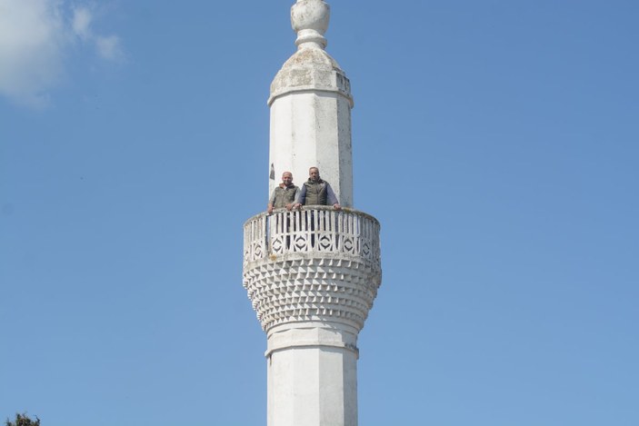 Balıkesir'deki camisiz minare görenlerin dikkatini çekiyor