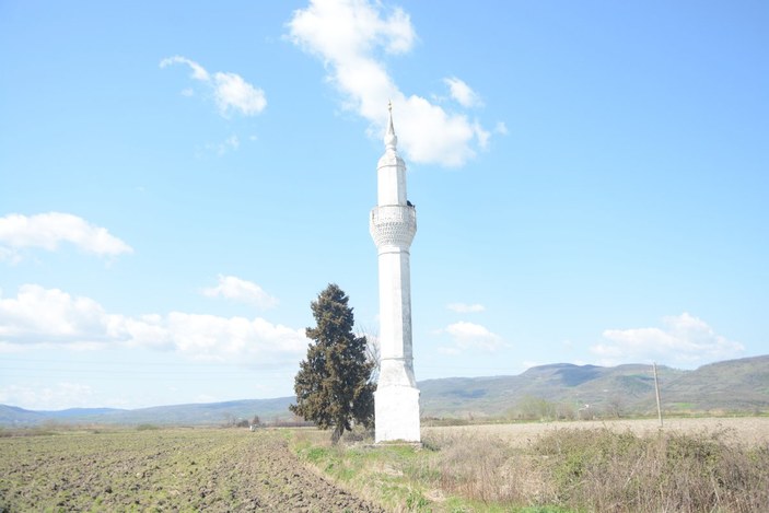Balıkesir'deki camisiz minare görenlerin dikkatini çekiyor