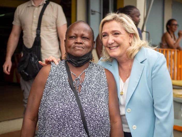 Marine Le Pen'in siyahiyle fotoğrafı gündem oldu