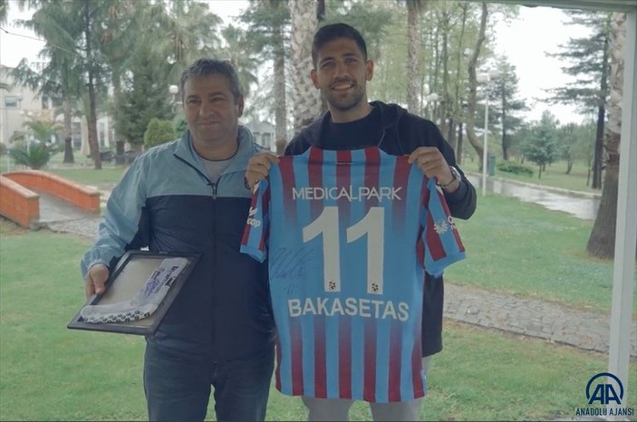 Trabzonsporlu Bakasetas, çorabını alan taraftarla buluştu