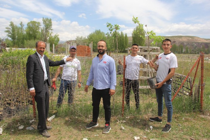Sivas'ta ölen babası için meyve ağaçları ekti