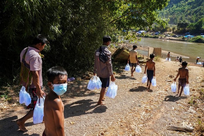 BM: Myanmar'da 250 bin çocuk yerinden edildi