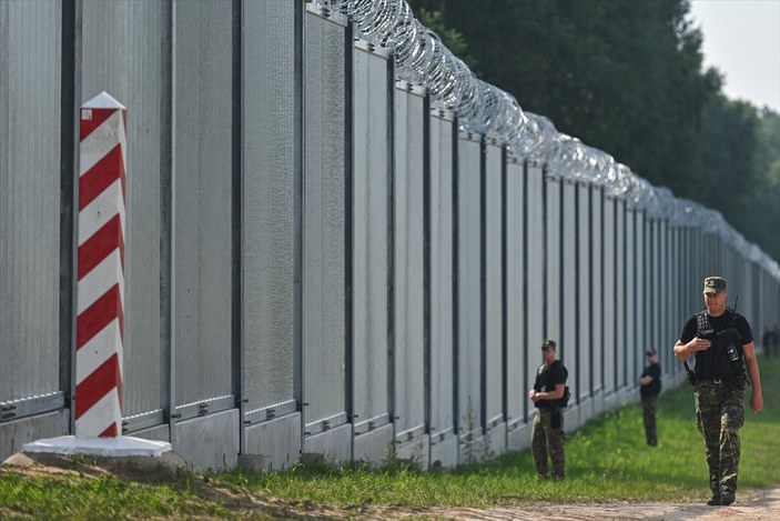 Polonya'nın Belarus sınırına inşa ettiği çelik duvar tamamlandı