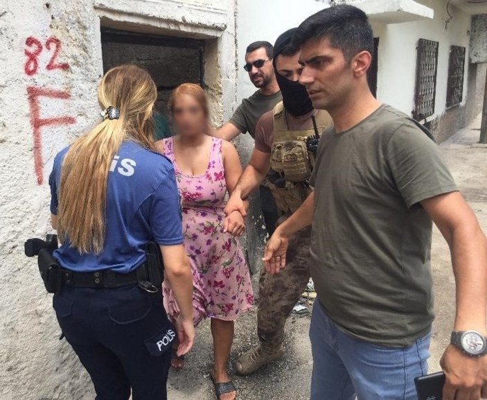 Adana’da komşusunun evini yakan kadını, özel harekat polisi yakaladı