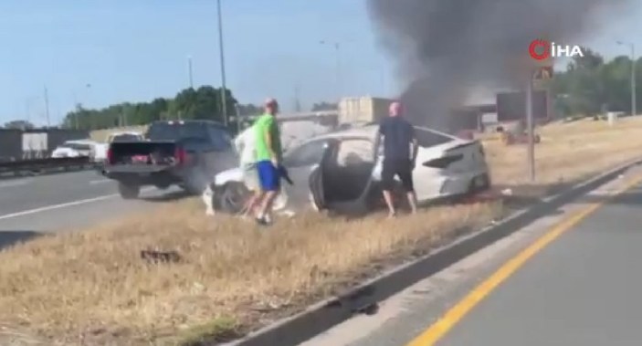 Kanada'da sürücü, alev alev yanan otomobilden saniyelerle kurtuldu