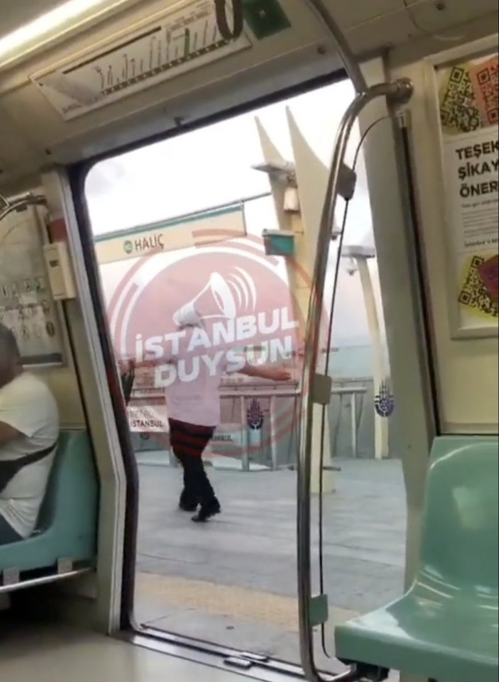 İstanbul'da metrodaki alkollü şahıs, siyahiye küfretti