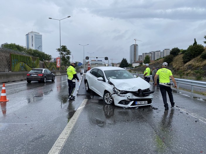 Maltepe'de zincirleme kaza: 10 araç birbirine girdi