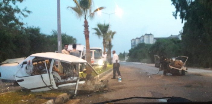 Antalya'da palmiyeye çarpan araç ikiye ayrıldı: 4 ağır yaralı