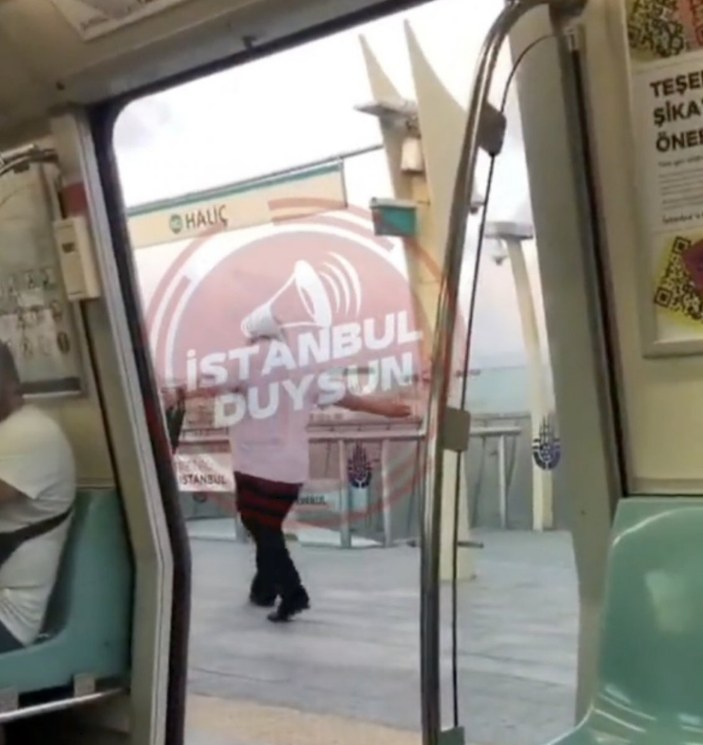 İstanbul'da metroda siyahi aileye küfreden şahıs gözaltına alındı