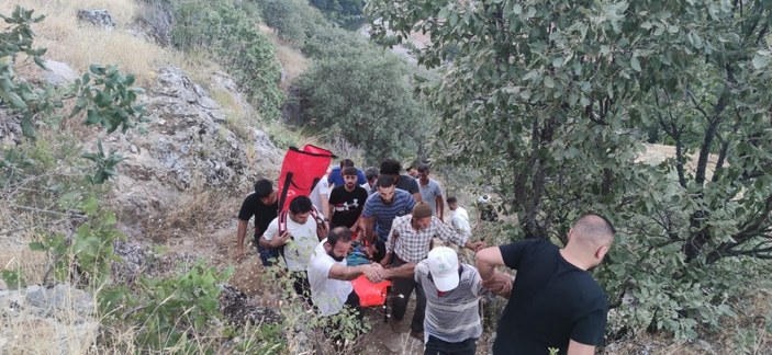 Diyarbakır'da kayalıklardan düşen adamı AFAD kurtardı