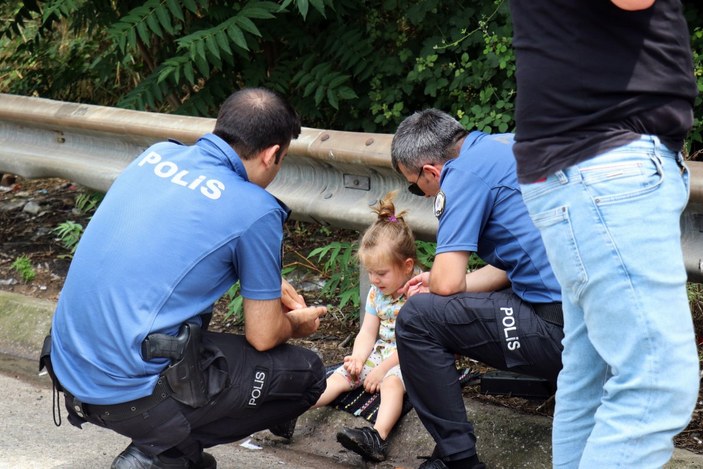 Sakarya'daki kazazede miniğe polis şefkati