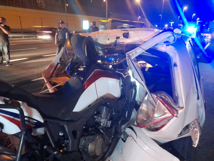 Eyüpsultan’da motosiklet otomobile saplandı: 3’ü ağır 5 yaralı