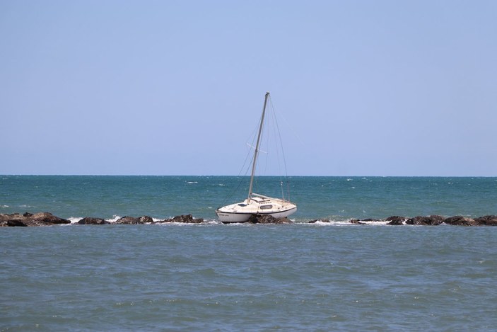 Samsun'da dalgakırana çarpan yelkenliden 3 kişi kurtarıldı