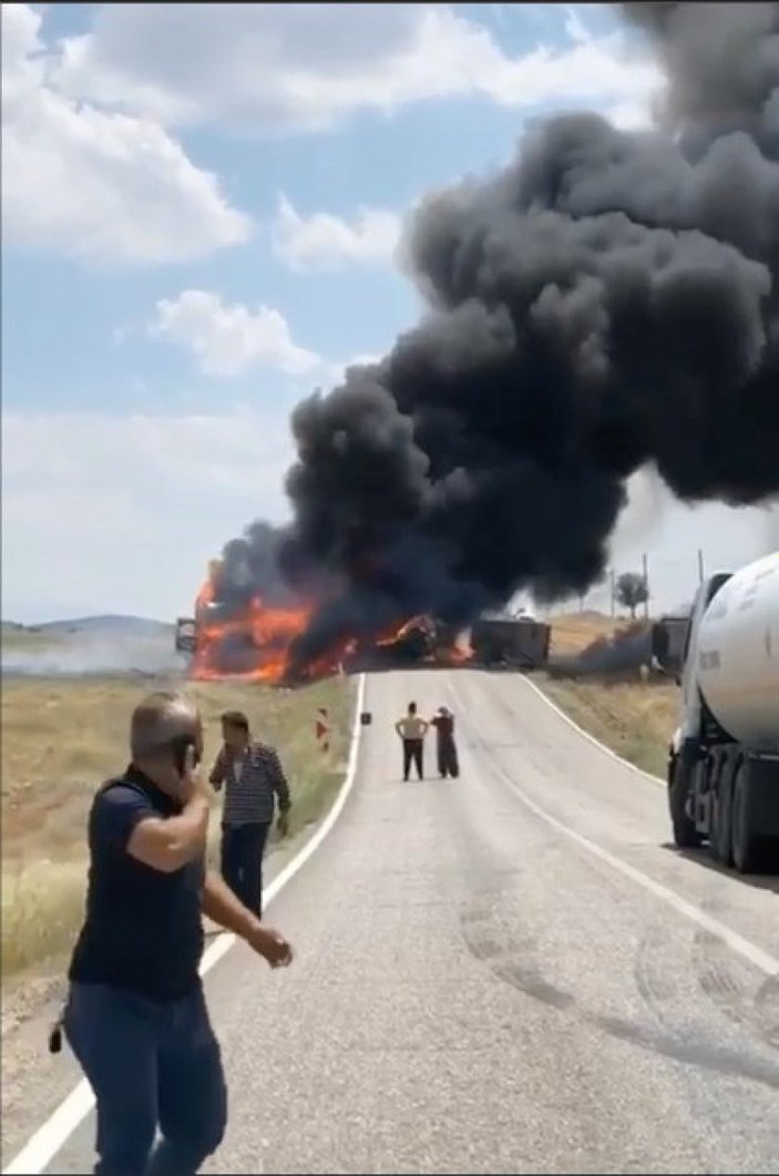 Antalya'da tır ve kamyon çarpışması sonucu 3 kişi yanarak can verdi