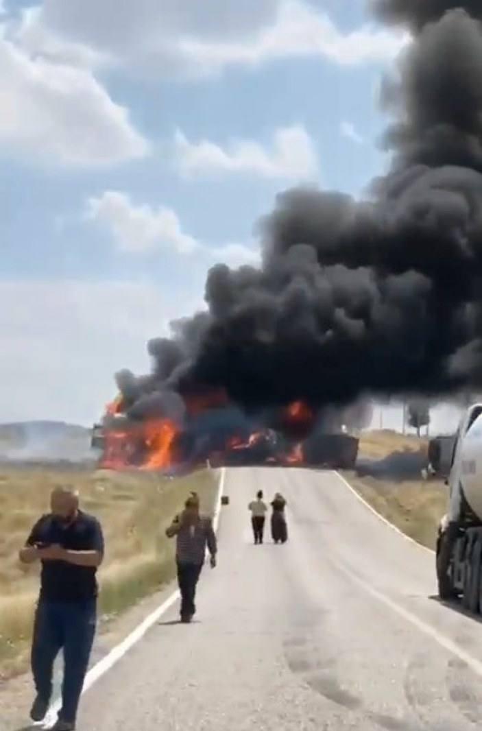 Antalya'da tır ve kamyon çarpışması sonucu 3 kişi yanarak can verdi